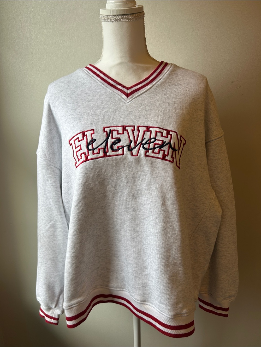 Eleven Eleven Vintage Inspired V Neck Sweatshirt Size Medium